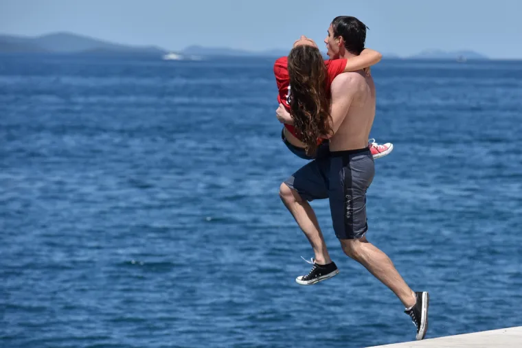 Maturanti okupirali ulice hrvatskih gradova: ovako slave zadnji dan &scaron;kole