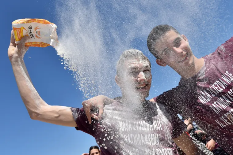 Maturanti okupirali ulice hrvatskih gradova: ovako slave zadnji dan &scaron;kole