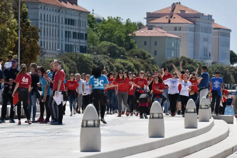 Maturanti okupirali ulice hrvatskih gradova: ovako slave zadnji dan &scaron;kole