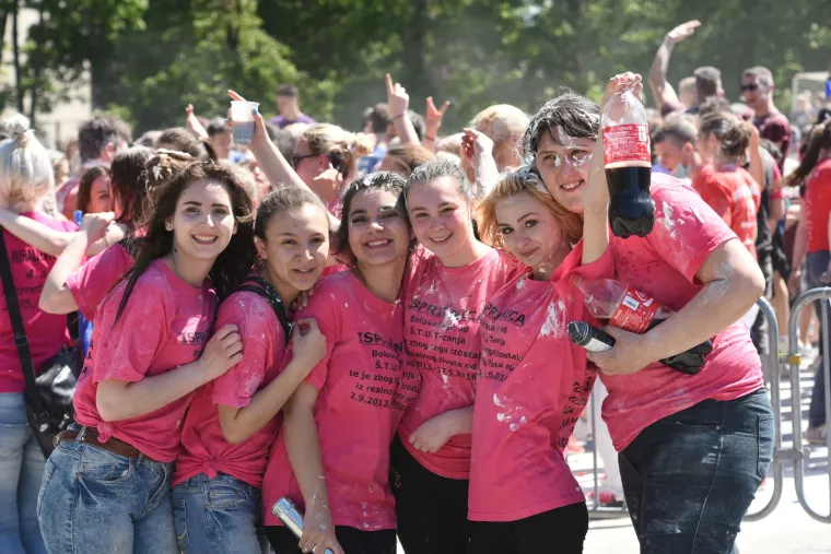 Maturanti okupirali ulice hrvatskih gradova: ovako slave zadnji dan &scaron;kole