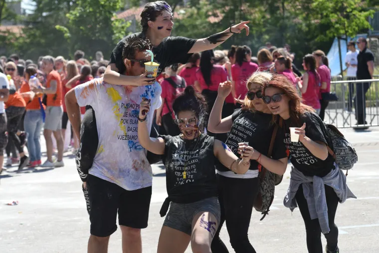 Maturanti okupirali ulice hrvatskih gradova: ovako slave zadnji dan &scaron;kole