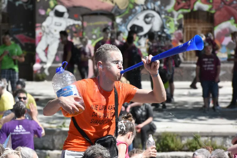 Maturanti okupirali ulice hrvatskih gradova: ovako slave zadnji dan &scaron;kole