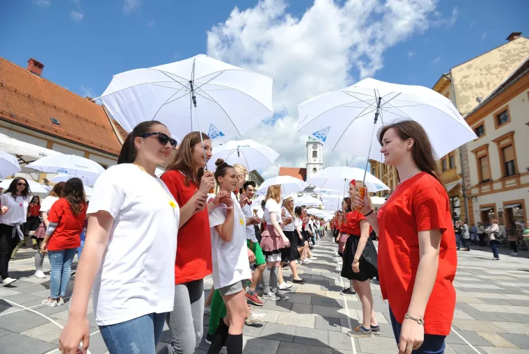 Maturanti okupirali ulice hrvatskih gradova: ovako slave zadnji dan &scaron;kole