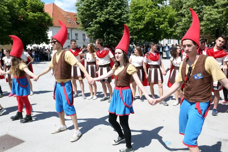 Maturanti okupirali ulice hrvatskih gradova: ovako slave zadnji dan &scaron;kole