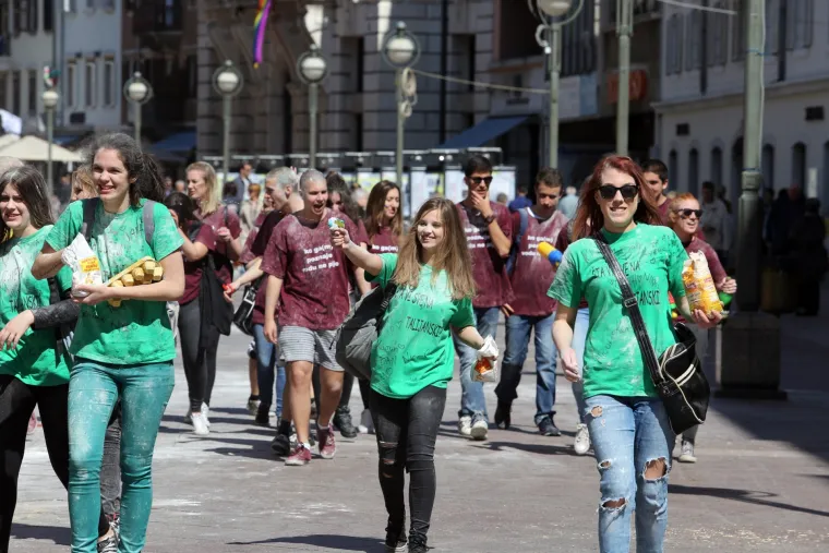 Maturanti okupirali ulice hrvatskih gradova: ovako slave zadnji dan &scaron;kole