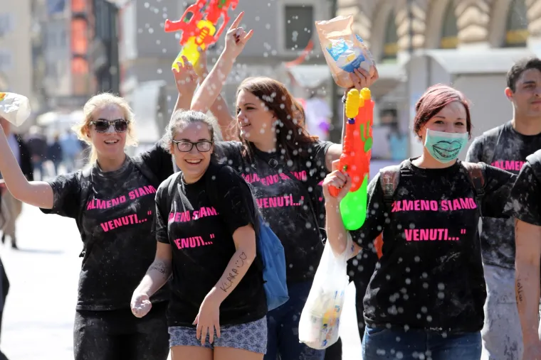 Maturanti okupirali ulice hrvatskih gradova: ovako slave zadnji dan &scaron;kole
