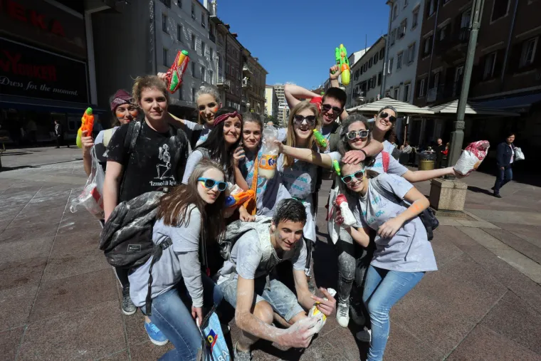 Maturanti okupirali ulice hrvatskih gradova: ovako slave zadnji dan &scaron;kole