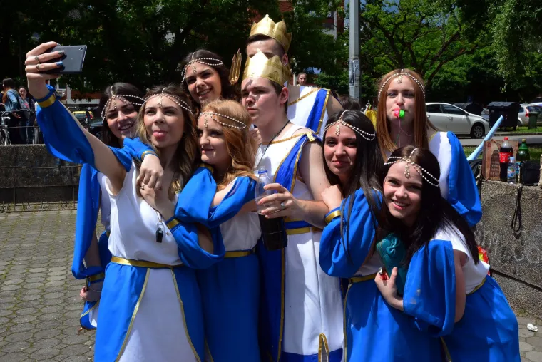 Maturanti okupirali ulice hrvatskih gradova: ovako slave zadnji dan &scaron;kole