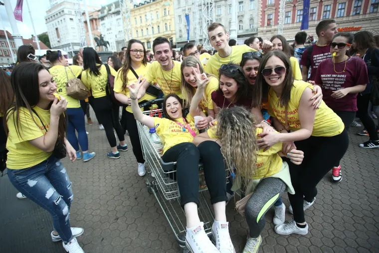 Maturanti okupirali ulice hrvatskih gradova: ovako slave zadnji dan &scaron;kole