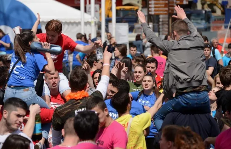 Proslava maturanata krenula je na Trgu bana Jelačica, a zavr&scaron;it će na jezeru Bundek, gdje je priređen glazbeno-scenski program.