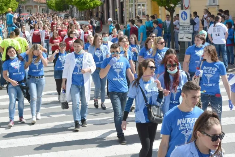 I Bjelovarski maturanti obilježavaju svoj dan. Već prema tradiciji kolona maturanata &scaron;etala je sredi&scaron;tem grada uz pjesmu i buku sirena.