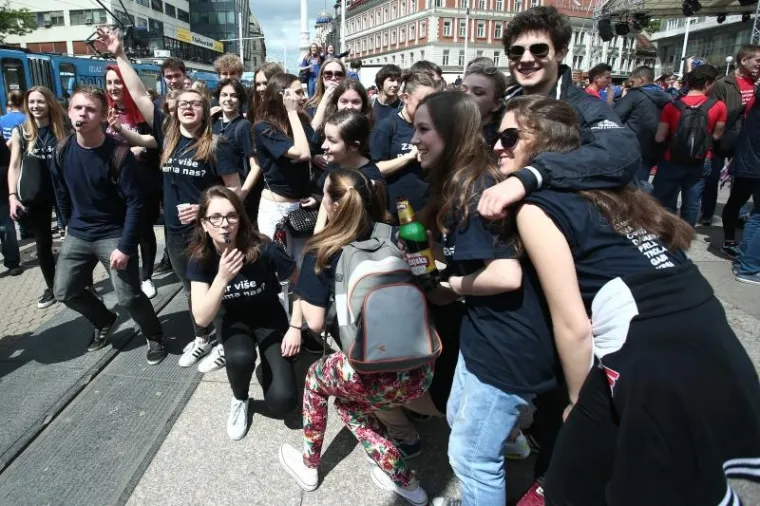 Na Trgu je bilo oko 5000 maturanata, a na slavlje na Bundeku bi trebalo doći jos oko 3000.