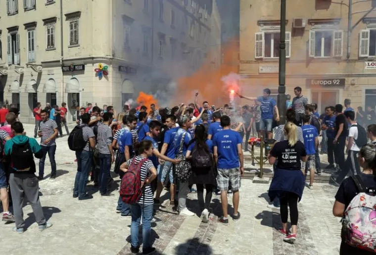 Rijeka - Maturanti slave kraj srednjo&scaron;kolskog obrazovanja.