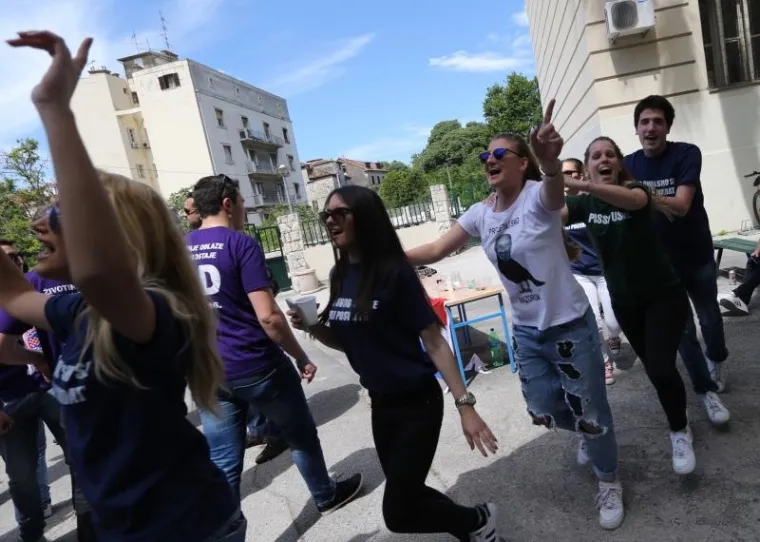 Split - Maturanti 5. Gimnazije Vladimir Nazor slave svoj dan