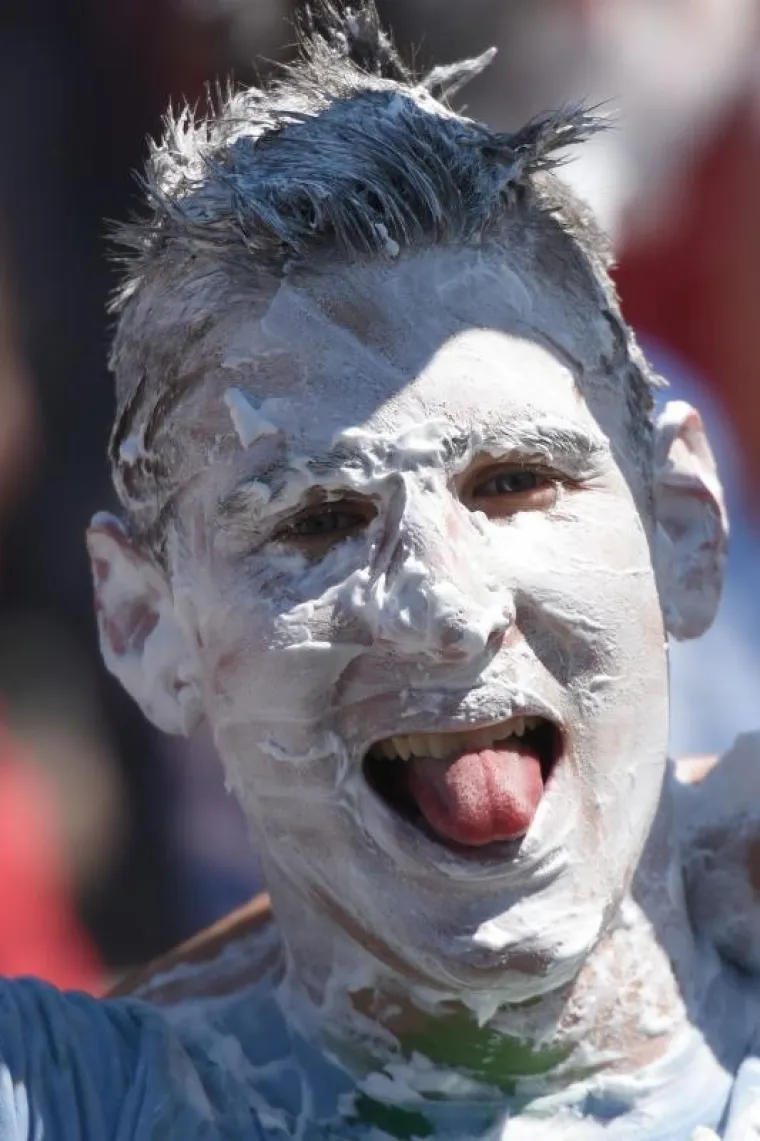 Pula - Pulski maturanti slave zavr&scaron;etak srednjo&scaron;kolskog obrazovanja. Glavna proslava održava se ispred centra Rojs gdje je okupljanje počelo oko 10 sati i trajat će cijeli dan.