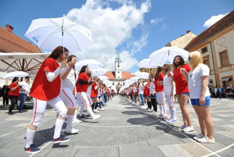 Varaždin- Maturanti plesali Quadrillu.