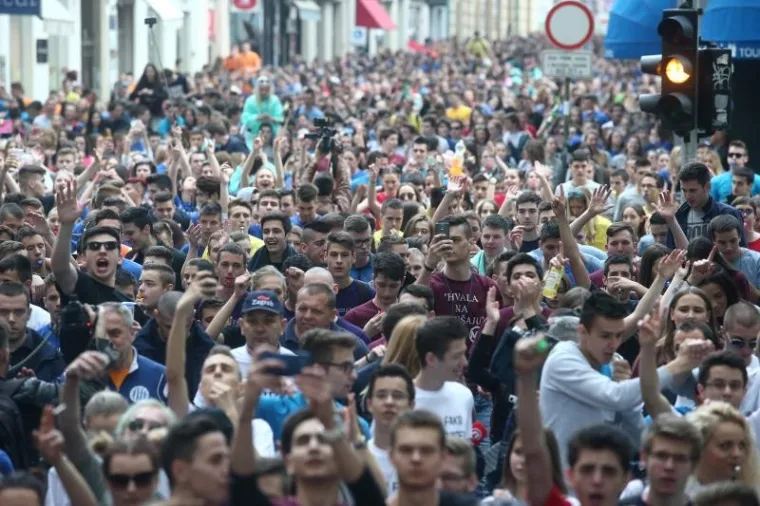 Kolona maturanata krenula je s Trga bana Jelačića prema Bundeku.