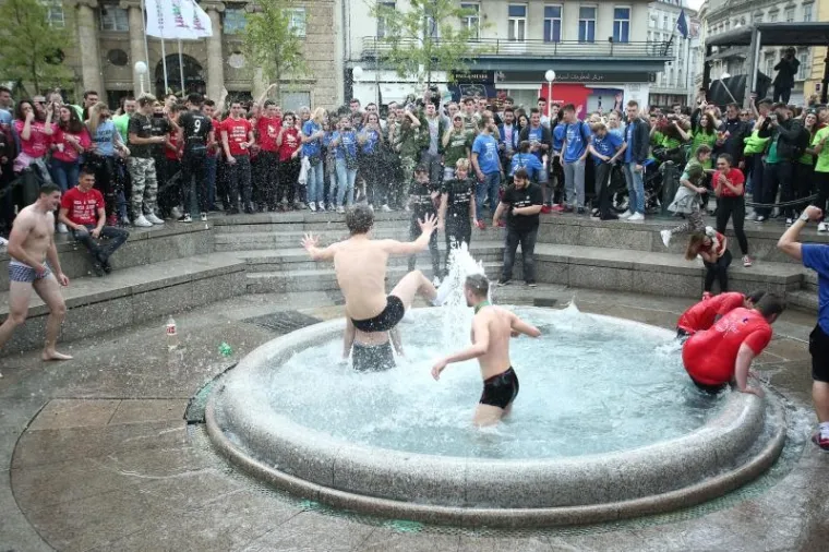 Unatoč prohladnom vremenu nije izostalo kupanje u Mandu&scaron;evcu.
