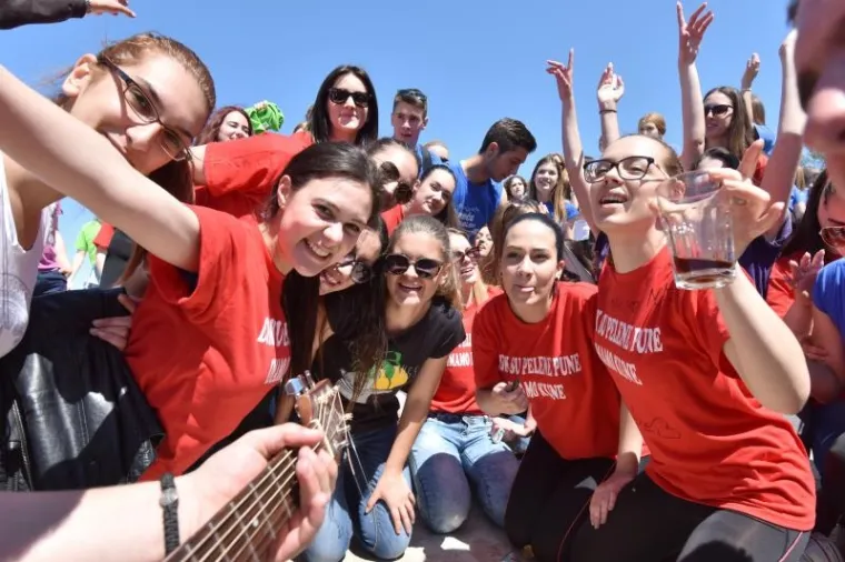 Zadarski maturanti proslavili su zavr&scaron;etak &scaron;kole pjesmom na rivi i skokovima u more