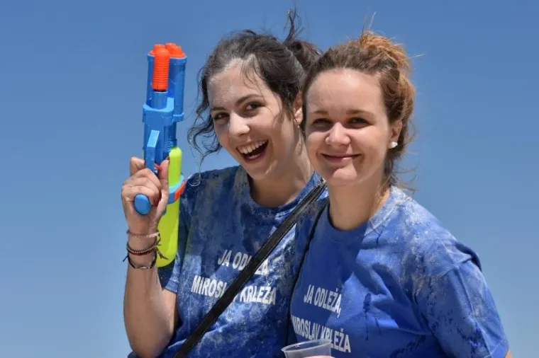 Zadarski maturanti proslavili su zavr&scaron;etak &scaron;kole pjesmom na rivi i skokovima u more