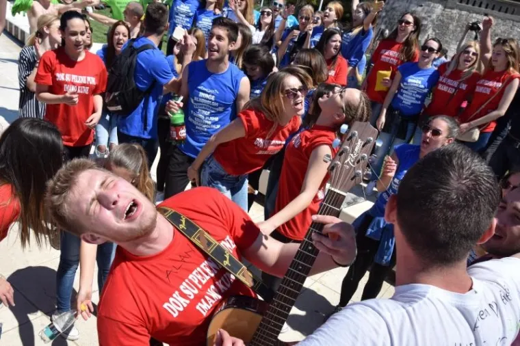 Zadarski maturanti proslavili su zavr&scaron;etak &scaron;kole pjesmom na rivi i skokovima u more.