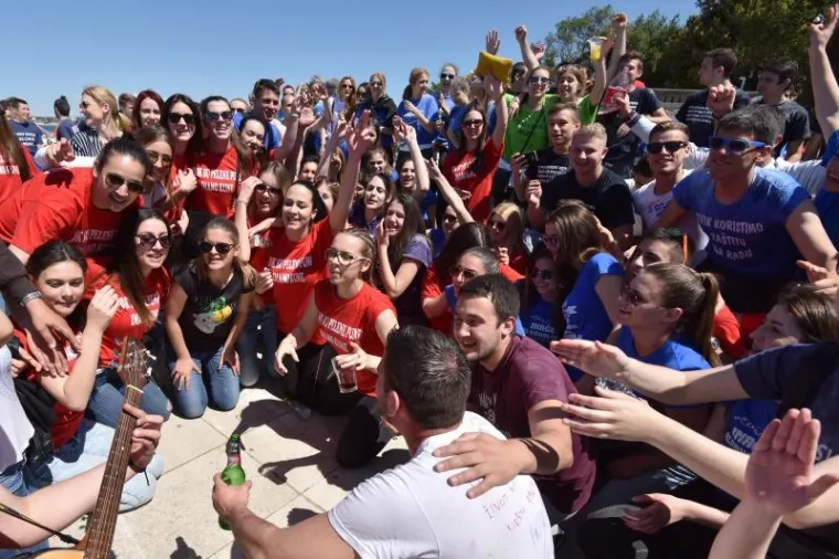 Zadarski maturanti proslavili su zavr&scaron;etak &scaron;kole pjesmom na rivi i skokovima u more