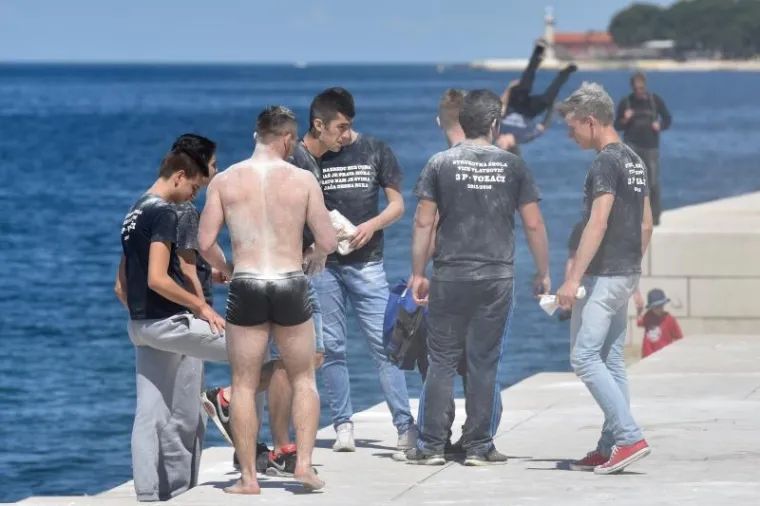 Zadarski maturanti proslavili su zavr&scaron;etak &scaron;kole pjesmom na rivi i skokovima u more