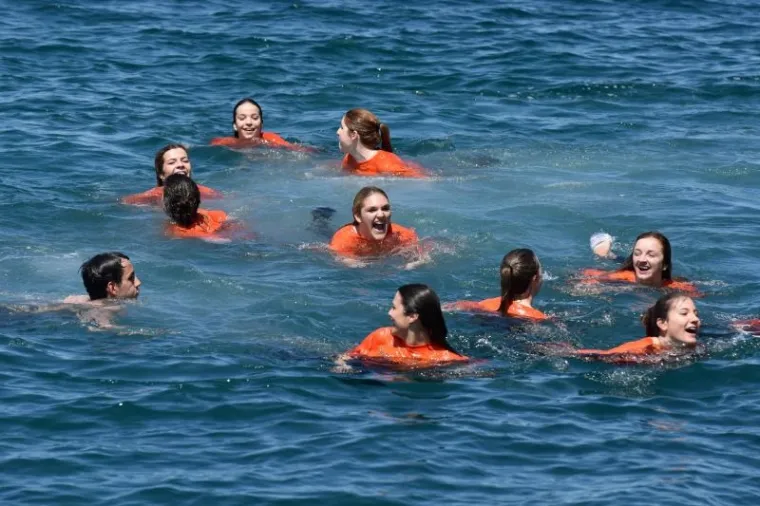 Zadarski maturanti proslavili su zavr&scaron;etak &scaron;kole pjesmom na rivi i skokovima u more