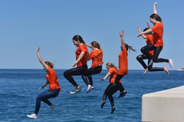 Zadarski maturanti proslavili su zavr&scaron;etak &scaron;kole pjesmom na rivi i skokovima u more
