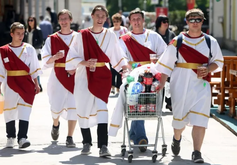 Maturanti gimnazije Karlovac tradicionalno su za kraj srednjo&scaron;kolskog obrazovanja plesali Salonsko kolo u sredi&scaron;tu grada