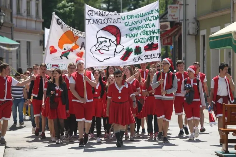 Maturanti gimnazije Karlovac tradicionalno su za kraj srednjo&scaron;kolskog obrazovanja plesali Salonsko kolo u sredi&scaron;tu grada