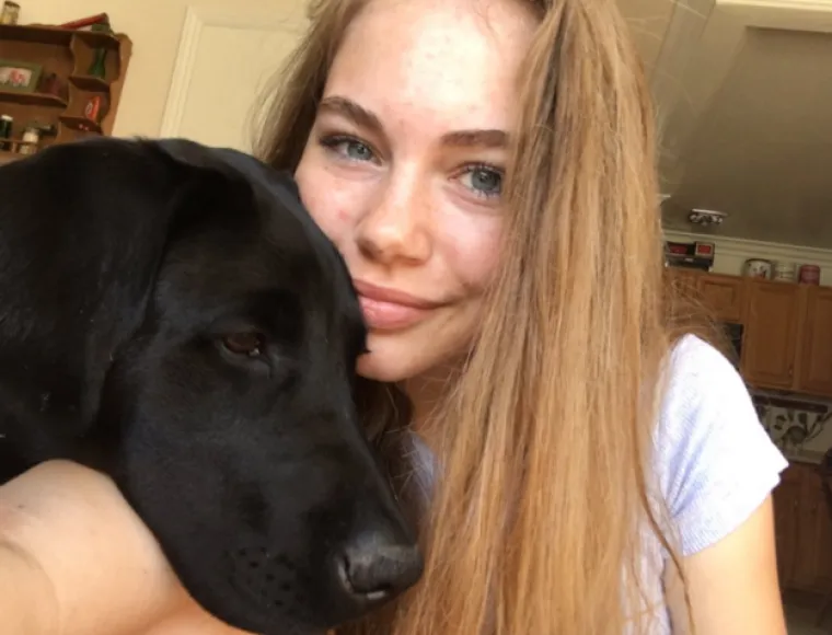 Njegova vlasnica je 15-godi&scaron;nja učenica Kayla iz Kalifornije. Psa je dobila kao božični poklon.