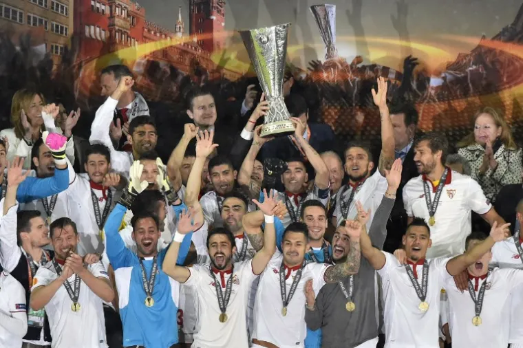 Nogometa&scaron;i Seville nadoknadili su pogodak zaostatka iz prvog poluvremena i s 3-1 pobijedili Liverpool u finalu Europske lige odigranom u srijedu na St. Jakob-Parku u Baselu te treću godinu zaredom osvojili ovo natjecanje.