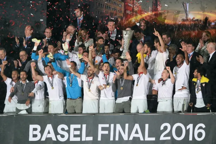 TOTALNA LUDNICA: Ovako su nogometa&scaron;i Seville proslavili osvajanje Europske lige