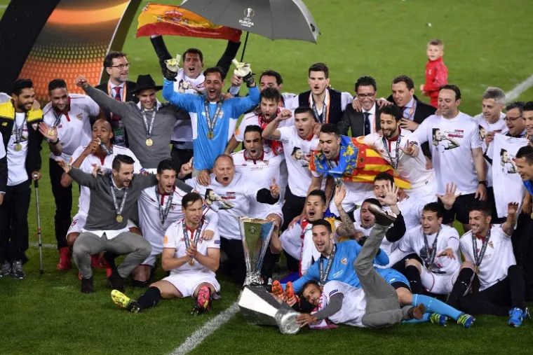 TOTALNA LUDNICA: Ovako su nogometa&scaron;i Seville proslavili osvajanje Europske lige