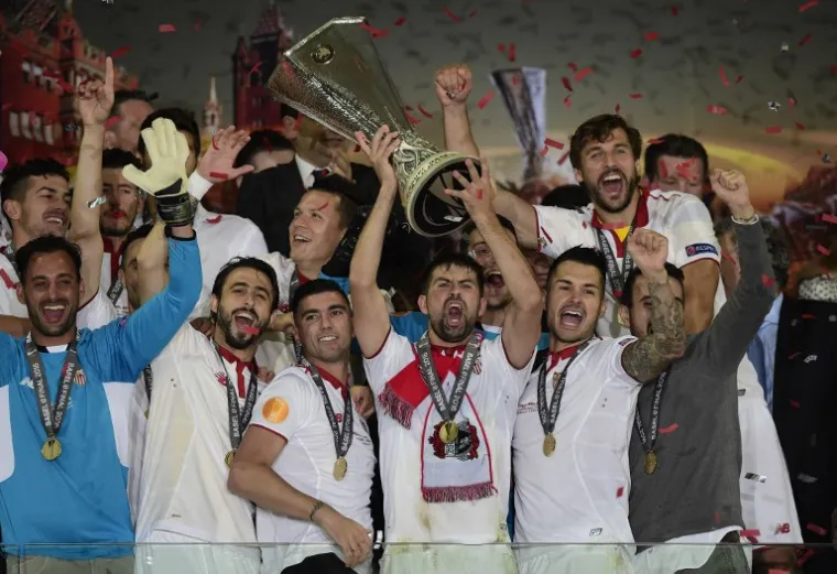 TOTALNA LUDNICA: Ovako su nogometa&scaron;i Seville proslavili osvajanje Europske lige