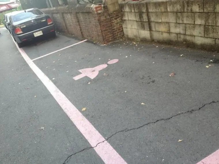 U galeriji vam prenosimo neke 'proizvode za žene' koji se od 'muških proizvoda' razlikuju samo po tome što su roze. Kako bi naše ženice inače mogle koristiti proizvode, zar ne? Takvim razmišljanjem se očito vode ljudi koji rade u marketingu, a neke od njihovih užasnih umotvorina možete pogeldati u galeriji. Primjer prvi: Žene će sada konačno moći parkirati.