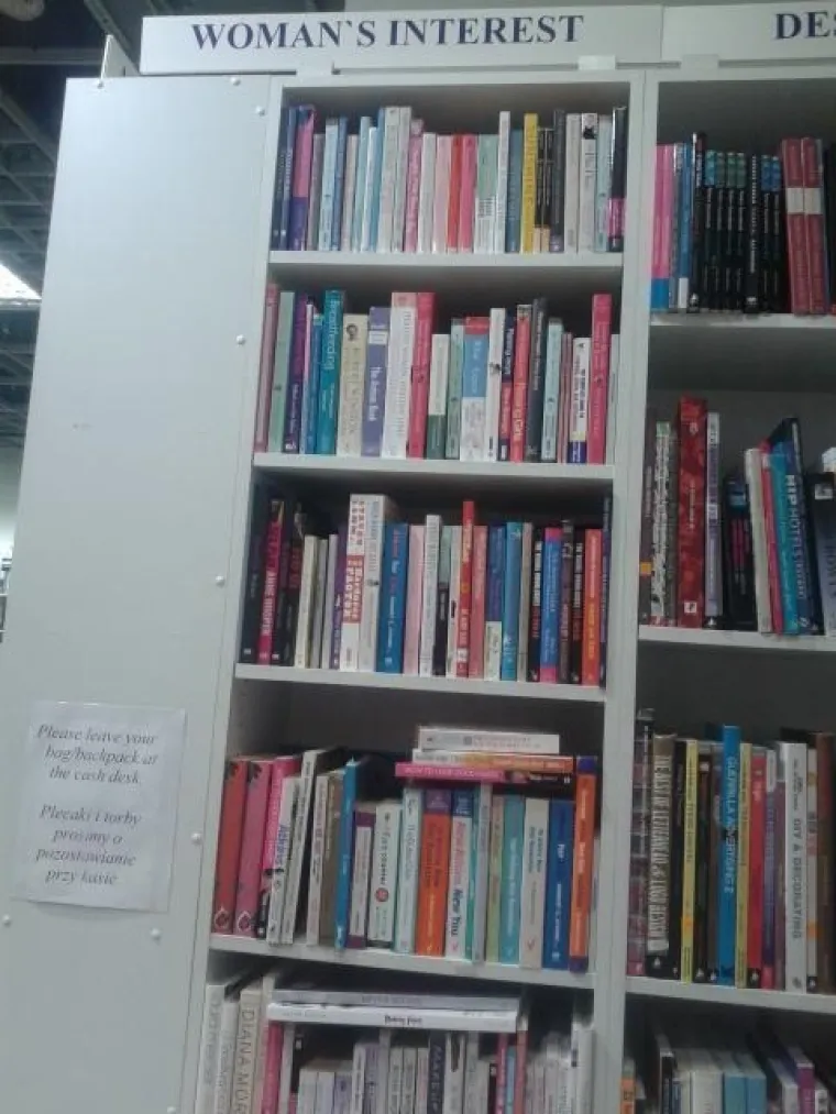 Konačno će moći i čitati jer u knjižari ima polica ba&scaron; za njh.