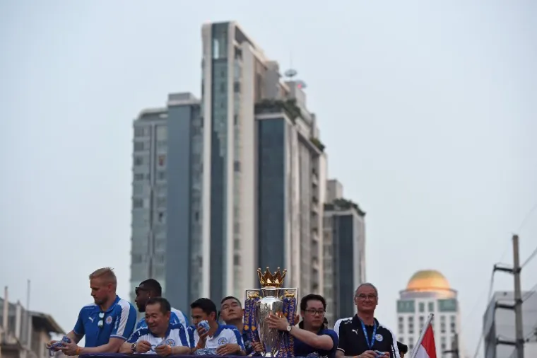 Vichai Srivaddhanaprabha i njegov sin Aiyawatt posjeduju engleski klub, a bili su zajedno s igračima na slavljeničkom autobusu koji ih je vodio kroz ulice Bangkoka koje su bile pune ljudi.
