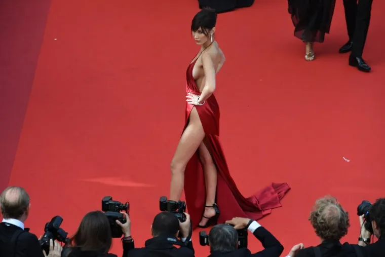 VRIJEME JE STALO KADA SE BEZ GRUDNJAKA I GAĆICA POJAVILA NA CRVENOM TEPIHU: Sada svi znaju njezino ime