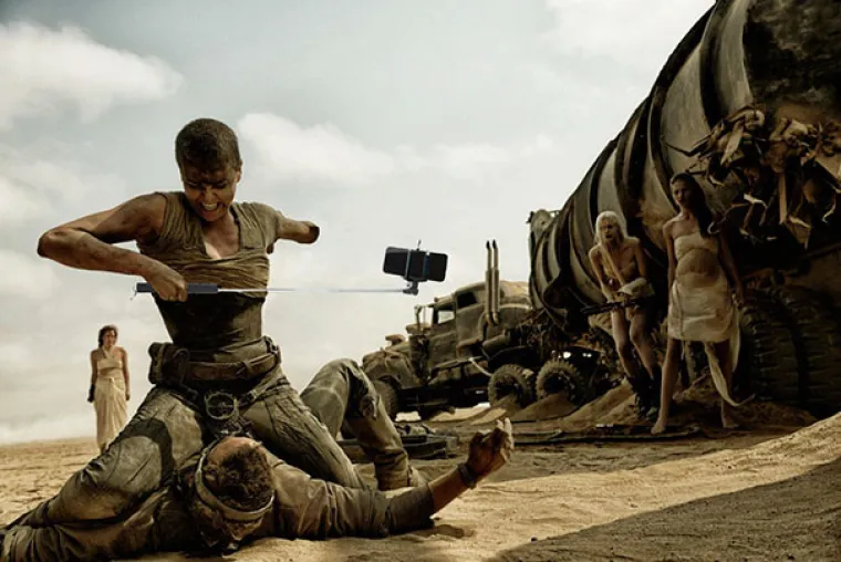 &Scaron;to se dogodi kada je internetskim kreativcima stvarno dosadno i ne znaju vi&scaron;e &scaron;to bi foto&scaron;opirali? Događaju se fenomeni poput onog kojeg smo okupili u galeriji. Naime, neki ljudi odlučili su zamijeniti oružja u filmovima sa selfie &scaron;tapovima. Za&scaron;to? Nikome nije jasno, no prizori su stvarno smije&scaron;ni.