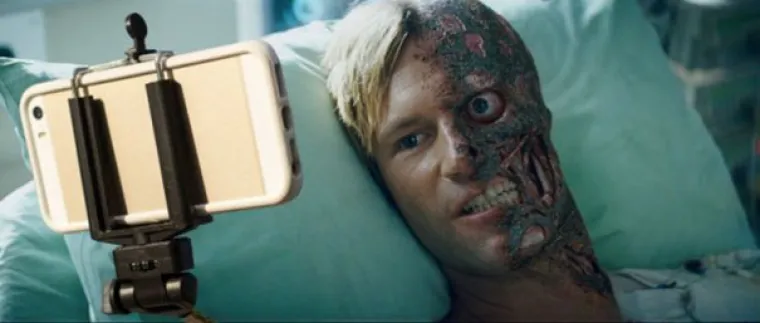 NETKO UMJESTO ORUŽJA U FILMOVE MONTIRA SELFIE &Scaron;TAPIĆE: Novi trend je potpuno apsurdan, ali urnebesan