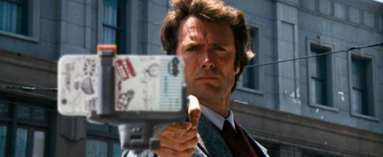 NETKO UMJESTO ORUŽJA U FILMOVE MONTIRA SELFIE &Scaron;TAPIĆE: Novi trend je potpuno apsurdan, ali urnebesan