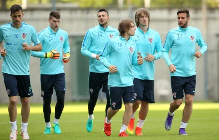 U DOBROM DRU&Scaron;TVU: Mamić i &Scaron;uker s Milom Horvat pratili trening reprezentacije