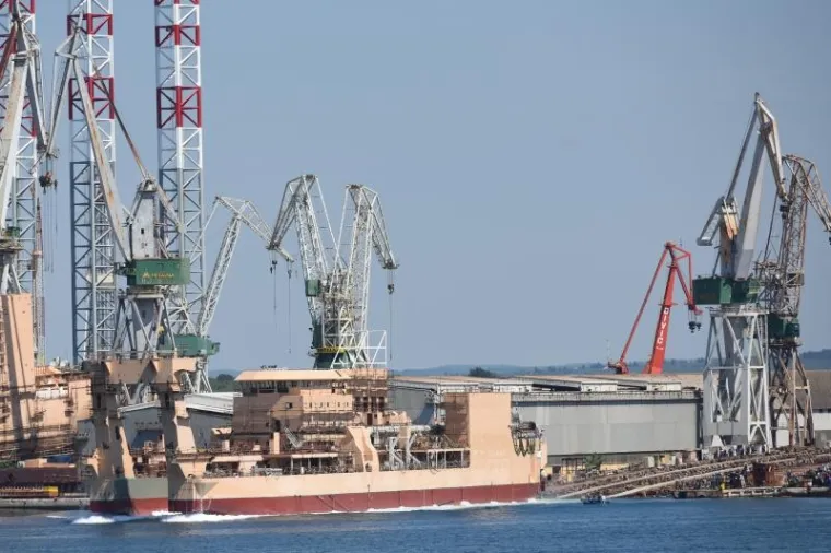 U pulskom Brodogradilištu Uljanik u subotu je s navoza 2 u more porinut novoizgrađeni samohodni usisni jaružal, koji je pulsko brodogradilište gradilo za nizozemskog naručitelja Royal IHC, za čiju je gradnju ugovor potpisan koncem veljače 2014. godine.
 Riječ je o samohodnom usisnom jaružalu dužine 152 metra, širine 28 metara i visine 8,9 metara te nosivosti od 2.650 tona.
 Ugovor koji je potpisan s nizozemskom kompanijom različit je od Uljanikovih uobičajenih ugovora, jer se radi o montaži i djelomičnom opremanju trupa koji će uskoro biti predan Royal IHC-u, koji će ga dovršiti i predati krajnjem naručitelju, rekao je direktor brodogradilišta Silvano Kranjc.
 Istaknuo je kako ovaj projekt predstavlja nastavak programa izgradnje visoko složenih brodova u Uljaniku.
 "Taj program izgradnje visoko složenih brodova započeo je u kolovozu 2009. godine, kada je porinuto prvo jaružalo s naših navoza. Stoga danas s mnogo više sigurnosti prihvaćamo velike stručne i organizacijske izazove, što jasno pokazuje naša današnja knjiga narudžbi", poručio je Kranjc. 
 Nakon što su iznimnu suradnju s pulskim brodogradilištem istaknuli i predstavnici Royal IHC-a, Danijela Anjoš iz sektora financija Uljanika tradicionalnim presjecanjem konopa pustila je brod u more. (Hina)
