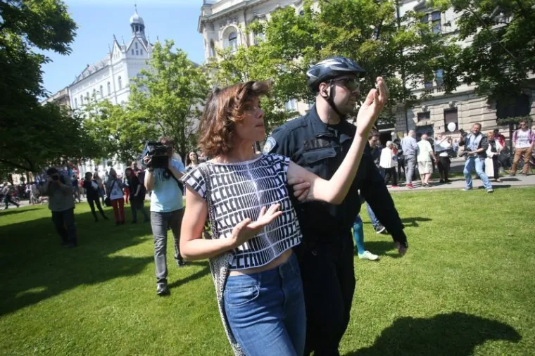 DVA PROSVJEDA: Hod za život i Obrani pravo na izbor na  rubu incidenta