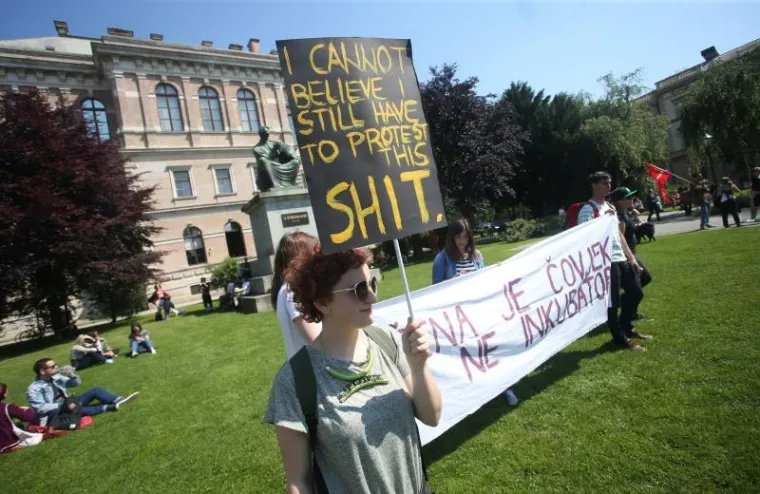 DVA PROSVJEDA: Hod za život i Obrani pravo na izbor na  rubu incidenta