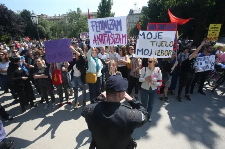 DVA PROSVJEDA: Hod za život i Obrani pravo na izbor na  rubu incidenta