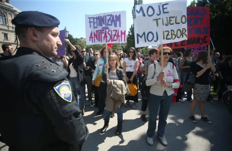 DVA PROSVJEDA: Hod za život i Obrani pravo na izbor na  rubu incidenta