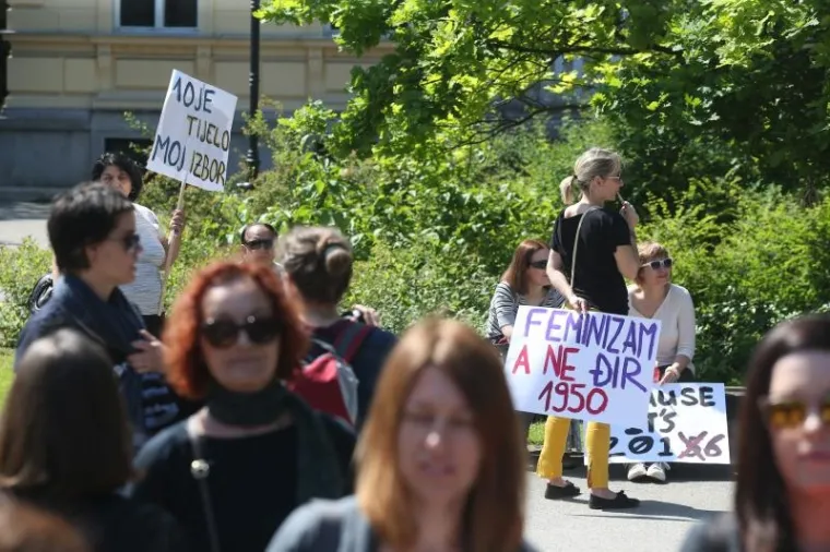 DVA PROSVJEDA: Hod za život i Obrani pravo na izbor na  rubu incidenta